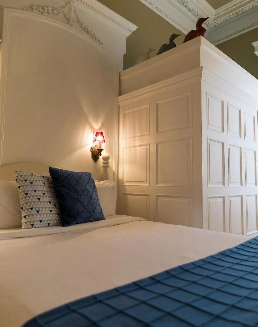 Chateau Fleur De Lys - L'Hotel Quebec City